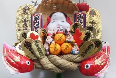 11月の酉の日、浅草の鷲神社で行われる酉の市、運をかき集める熊手などの露店が並ぶ