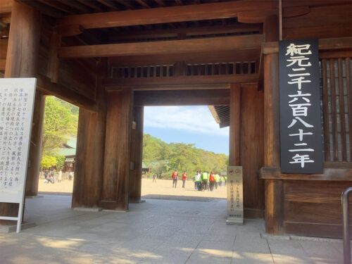 静寂を破って玉砂利の音が響く橿原神宮境内、日本のはじまりを感じる神社